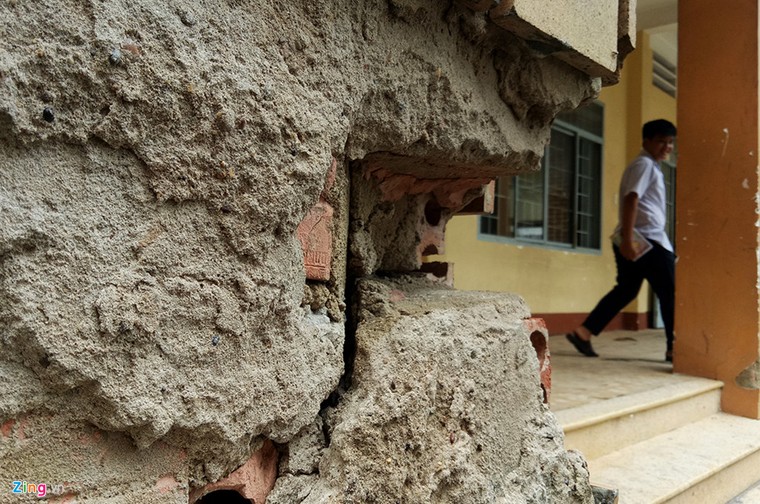 Vừa dạy học vừa run trong trường cấp 2 sắp sập ảnh 2