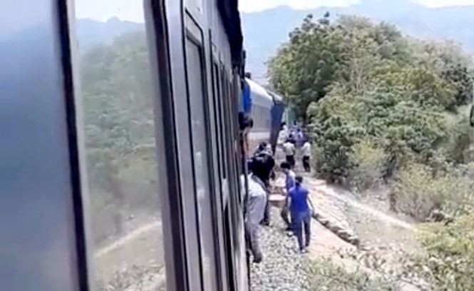 Tàu trật bánh khiến đường sắt Bắc - Nam tê liệt ảnh 1