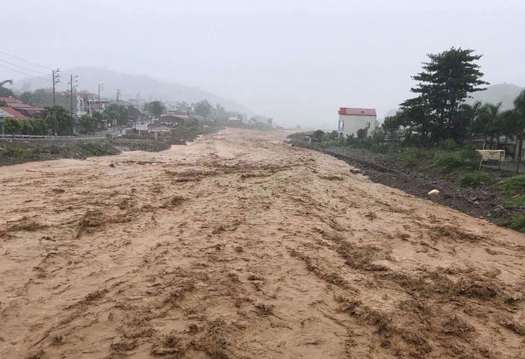 Mưa lũ ở Sơn La khiến 1 người mất tích ảnh 4