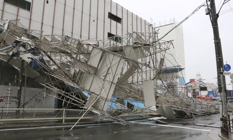 Cảnh tượng kinh hoàng của siêu bão Jebi đổ bộ vào Nhật Bản ảnh 2