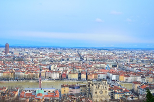 Nằm ở độ cao 170m so với mực nước biển, thành phố Lyon nằm trên ngọn đồi nào?