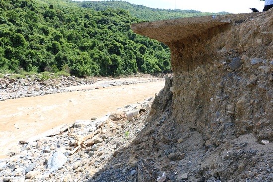 Sạt lở nghiêm trọng sau mưa lũ tại các huyện vùng biên Nghệ An ảnh 4