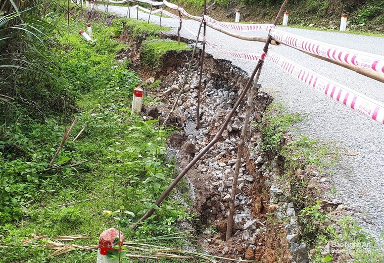 Nguy cơ đứt đường trên Quốc lộ 16 đoạn qua Kỳ Sơn ảnh 2