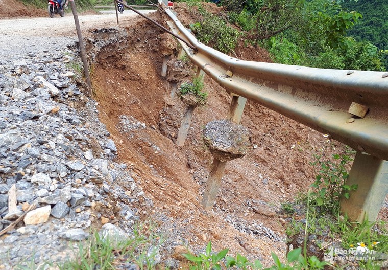 Nguy cơ đứt đường trên Quốc lộ 16 đoạn qua Kỳ Sơn ảnh 5