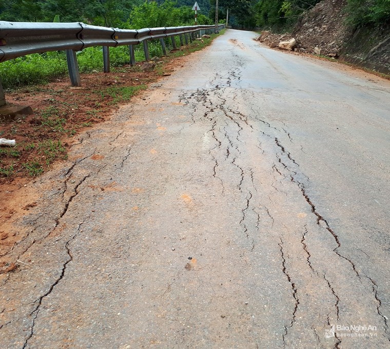 Nguy cơ đứt đường trên Quốc lộ 16 đoạn qua Kỳ Sơn ảnh 7