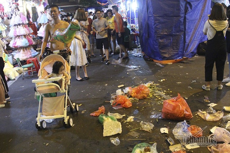 Cảnh khó tin dưới mũi giày hotgirl lượn Trung thu phố cổ ảnh 12