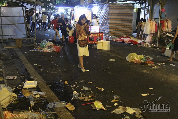 Cảnh khó tin dưới mũi giày hotgirl lượn Trung thu phố cổ ảnh 14