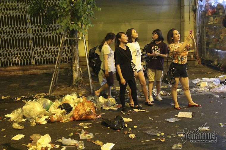 Cảnh khó tin dưới mũi giày hotgirl lượn Trung thu phố cổ ảnh 15