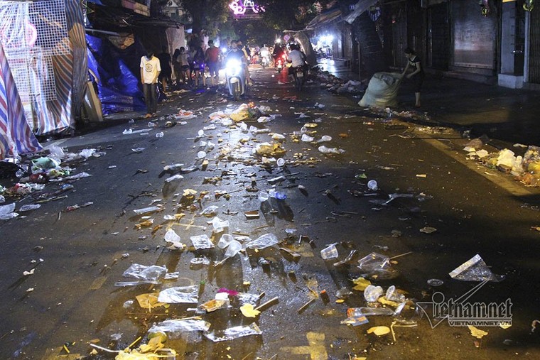 Cảnh khó tin dưới mũi giày hotgirl lượn Trung thu phố cổ ảnh 2