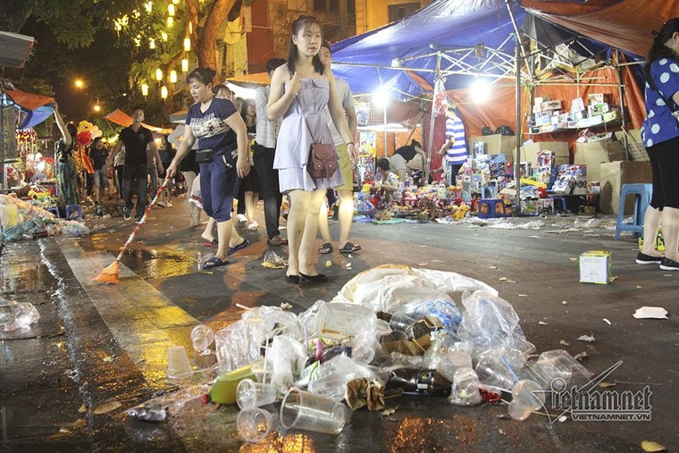 Cảnh khó tin dưới mũi giày hotgirl lượn Trung thu phố cổ ảnh 5