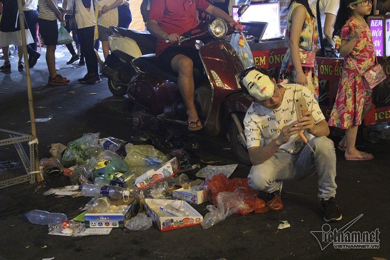 Cảnh khó tin dưới mũi giày hotgirl lượn Trung thu phố cổ ảnh 6