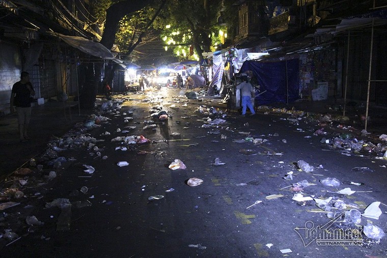 Cảnh khó tin dưới mũi giày hotgirl lượn Trung thu phố cổ ảnh 7