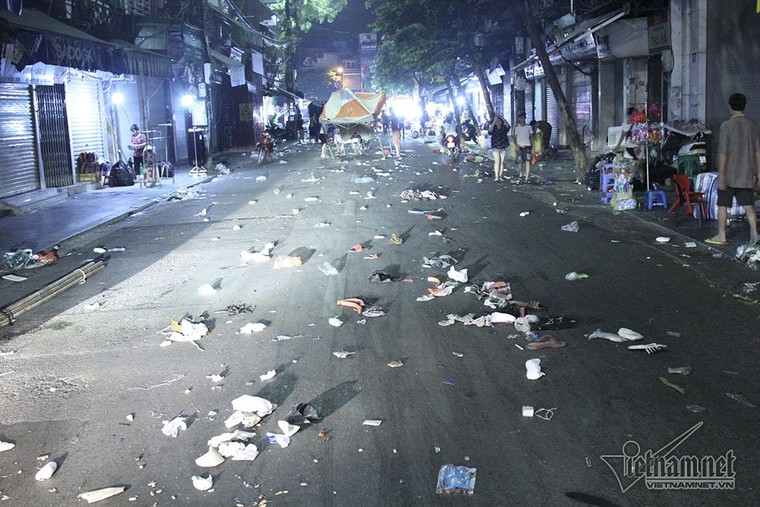 Cảnh khó tin dưới mũi giày hotgirl lượn Trung thu phố cổ ảnh 8