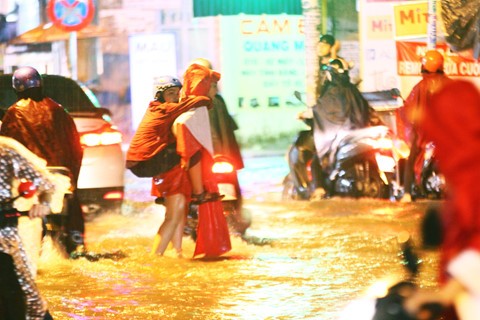 Đường Sài Gòn ngập sâu 3 ngày, nước chưa rút ảnh 11