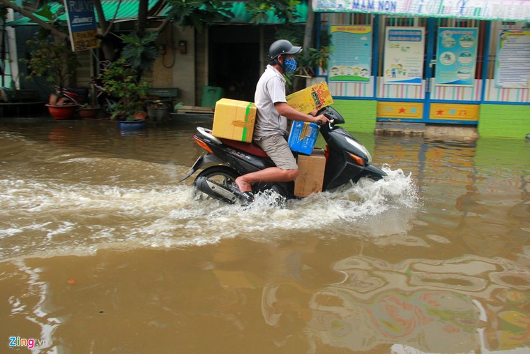 Đường Sài Gòn ngập sâu 3 ngày, nước chưa rút ảnh 18
