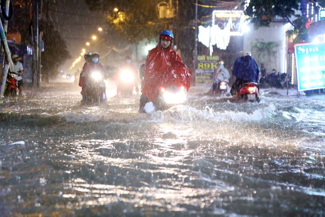 Đường Sài Gòn ngập sâu 3 ngày, nước chưa rút ảnh 2