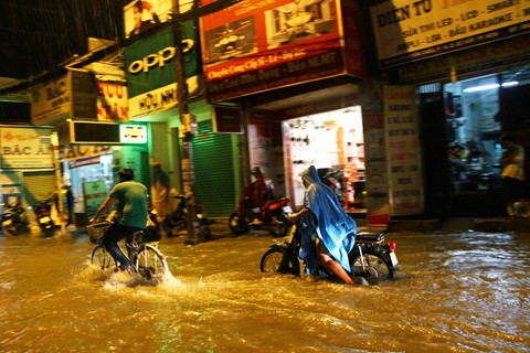 Đường Sài Gòn ngập sâu 3 ngày, nước chưa rút ảnh 8