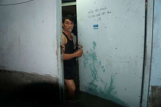 Đường Sài Gòn ngập sâu 3 ngày, nước chưa rút ảnh 13