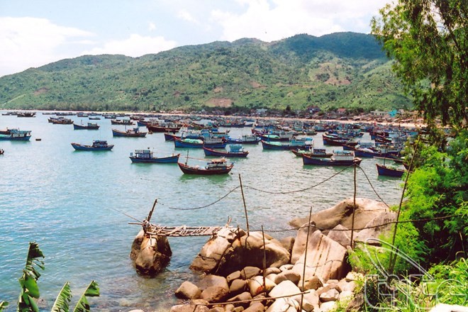 Danh thắng nào sau đây là địa điểm du lịch nổi tiếng của Khánh Hòa?