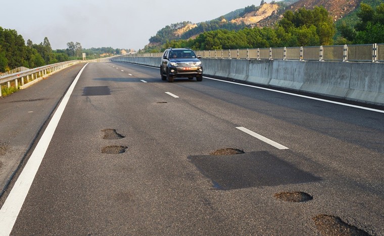 Cao tốc 34 ngàn tỷ Đà Nẵng – Quảng Ngãi chi chít ‘ổ gà, ổ trâu’ ảnh 2
