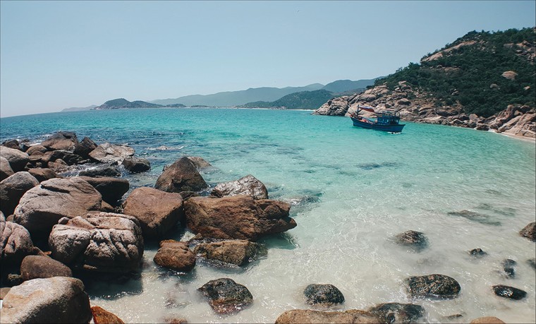 Thành phố du lịch nổi tiếng nào trực thuộc tỉnh Khánh Hòa được mệnh danh 