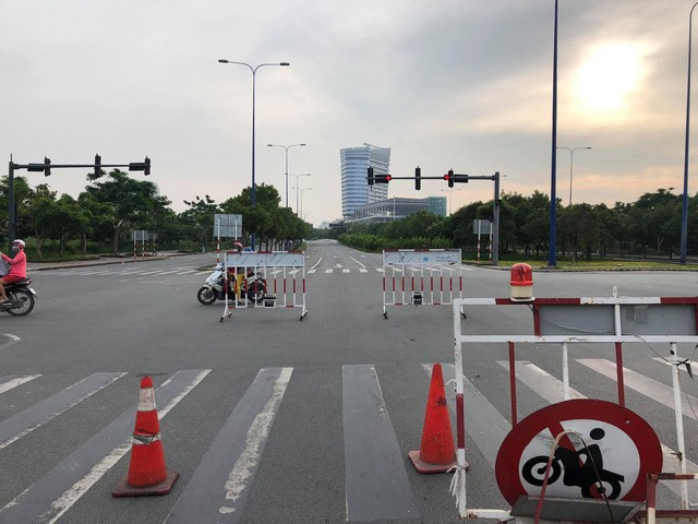 Hiện trường vụ sập giàn giáo trước hầm Thủ Thiêm khiến giao thông tê liệt ảnh 2