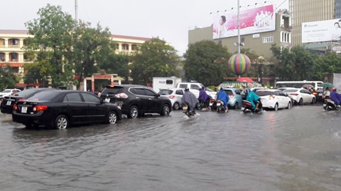 Mưa lớn, nhiều tuyến phố Thanh Hóa ngập sâu trong biển nước ảnh 10
