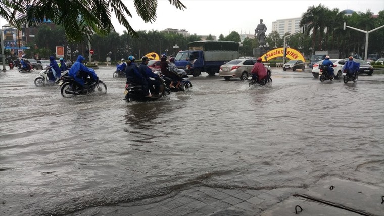 Mưa lớn, nhiều tuyến phố Thanh Hóa ngập sâu trong biển nước ảnh 5