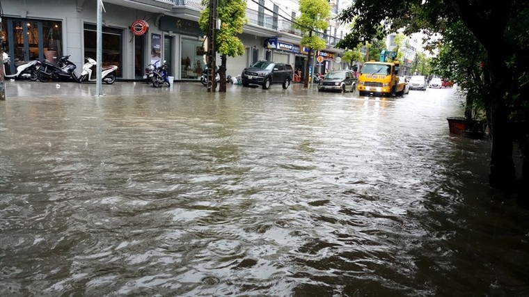 Mưa lớn, nhiều tuyến phố Thanh Hóa ngập sâu trong biển nước ảnh 6