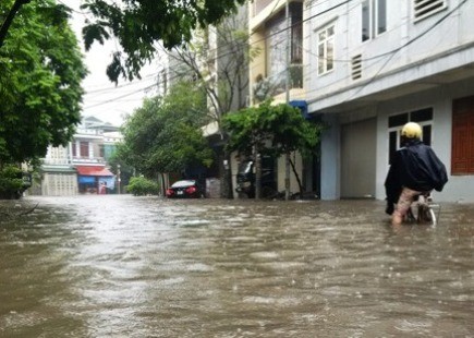 Mưa lớn, nhiều tuyến phố Thanh Hóa ngập sâu trong biển nước ảnh 12