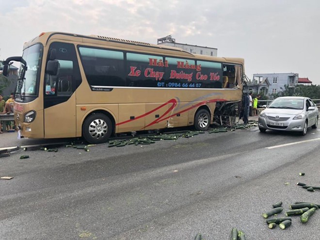 Cao tốc Nội Bài – Lào Cai tắc 20 km sau vụ xe tải đâm xe khách ảnh 1