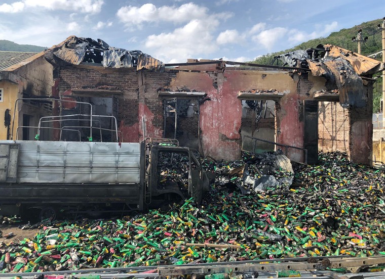 Cháy nhà kho, hàng nghìn chai xịt muỗi bất ngờ phát nổ ảnh 2