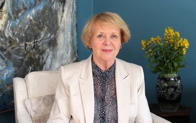 Iceland là quốc gia đầu tiên trên thế giới có nữ tổng thống do dân cử. Tên của bà là gì?