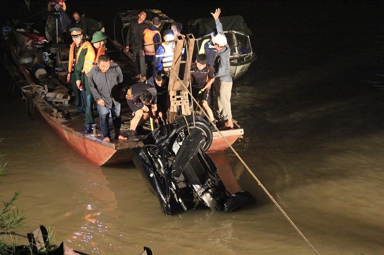 Vụ Mercedes rơi xuống sông: Cô gái 21 tuổi là người ngồi trên ghế lái ảnh 2