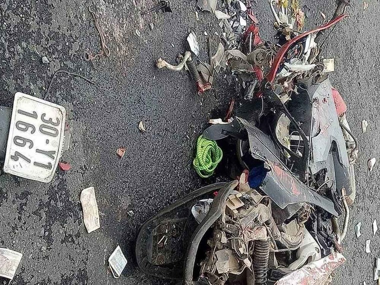 Container lật ngang trên đường, đè chết 2 mẹ con ảnh 1