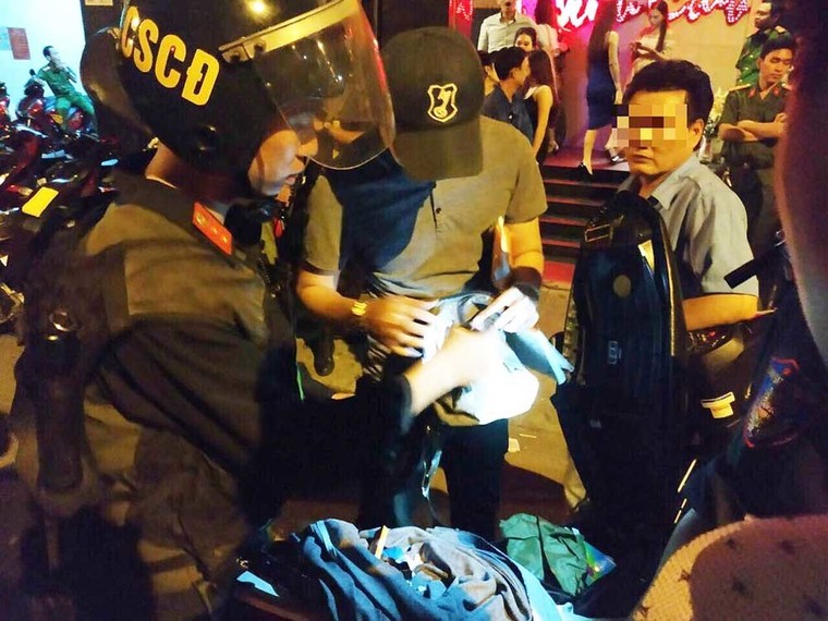 Phát hiện hàng trăm dân chơi ma túy trong quán bar tại Sài Gòn ảnh 1