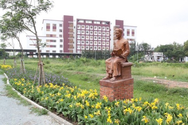 Nhà giáo nổi tiếng thời Trần, tác giả của bộ sách chép về lịch sử đầu tiên của nước ta?