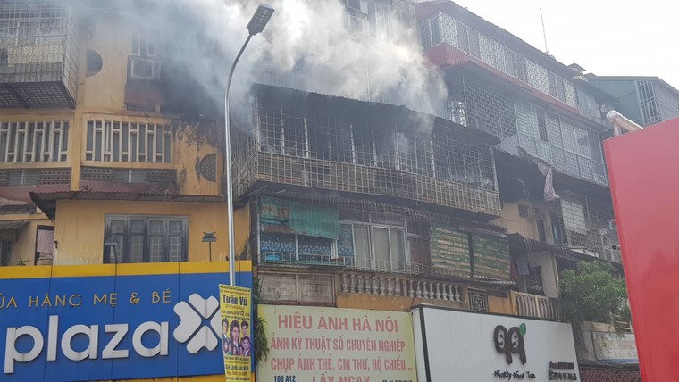 Hiện trường vụ cháy lớn tại khu tập thể cũ trên đường Tôn Thất Tùng ảnh 1