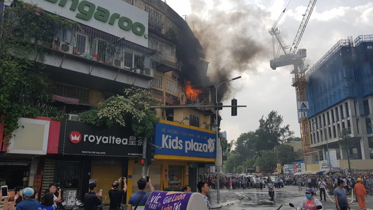 Hiện trường vụ cháy lớn tại khu tập thể cũ trên đường Tôn Thất Tùng ảnh 2