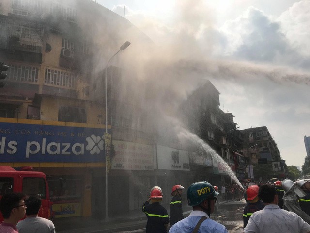 Hiện trường vụ cháy lớn tại khu tập thể cũ trên đường Tôn Thất Tùng ảnh 4