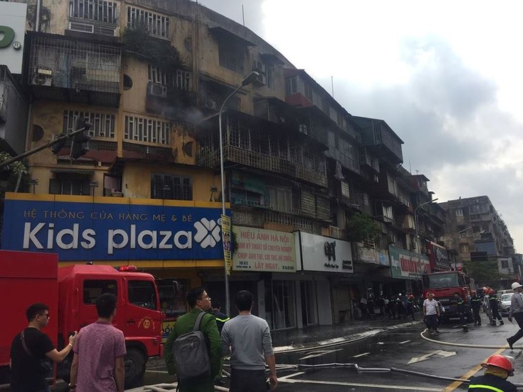 Hiện trường vụ cháy lớn tại khu tập thể cũ trên đường Tôn Thất Tùng ảnh 6