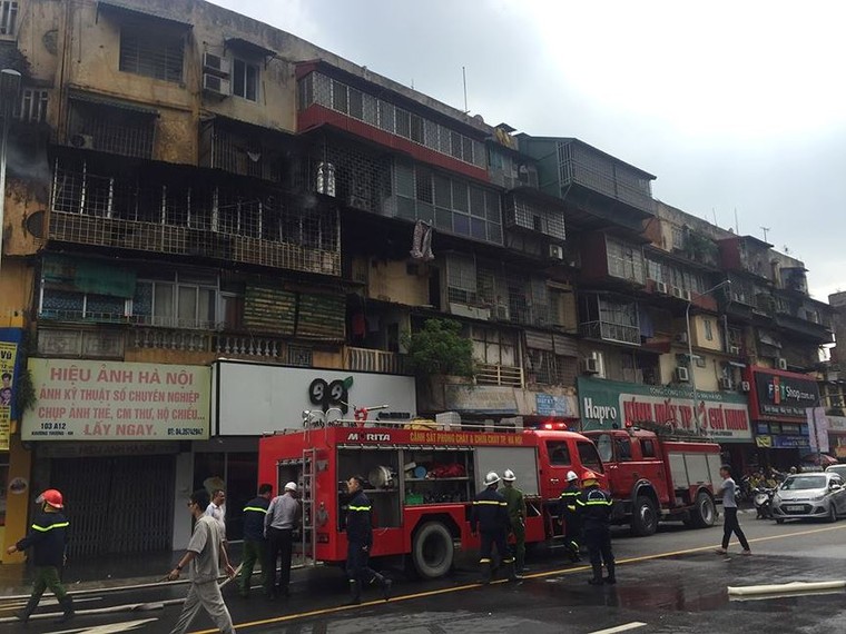 Hiện trường vụ cháy lớn tại khu tập thể cũ trên đường Tôn Thất Tùng ảnh 7