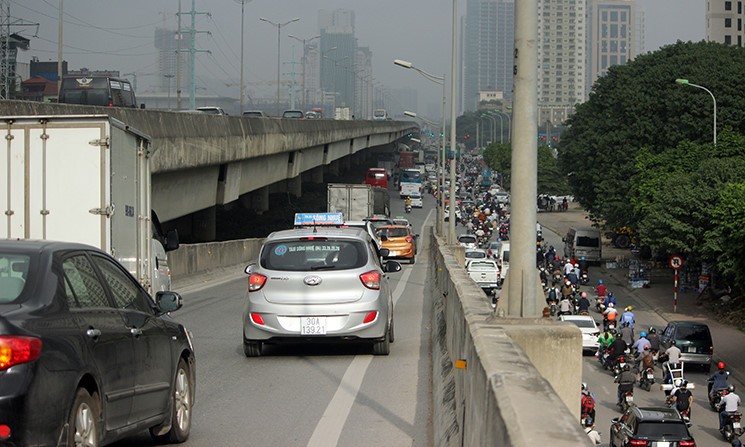 Xe tải lật ngang, đường vành đai 3 ùn tắc nghiêm trọng ảnh 3