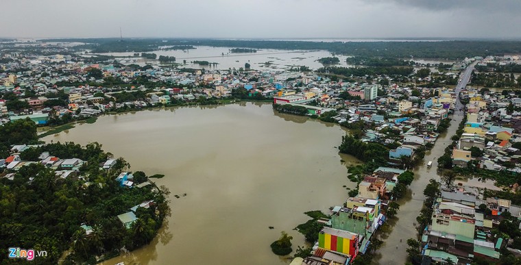 Toàn cảnh đô thị Tam Kỳ ngập sâu trong mưa lũ ảnh 1