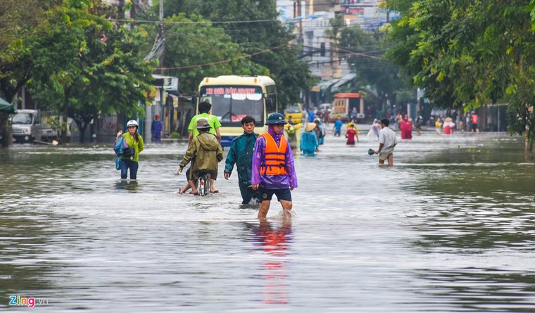 Toàn cảnh đô thị Tam Kỳ ngập sâu trong mưa lũ ảnh 9