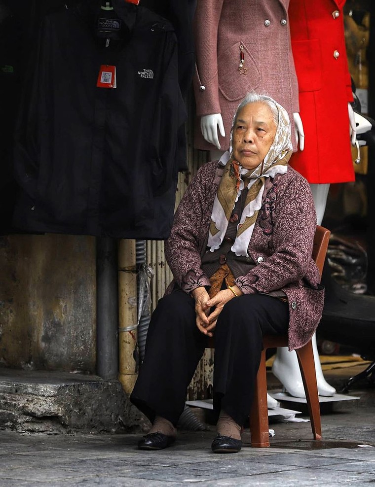 Người dân Hà Nội đốt lửa sưởi ấm ngày rét đậm ảnh 10