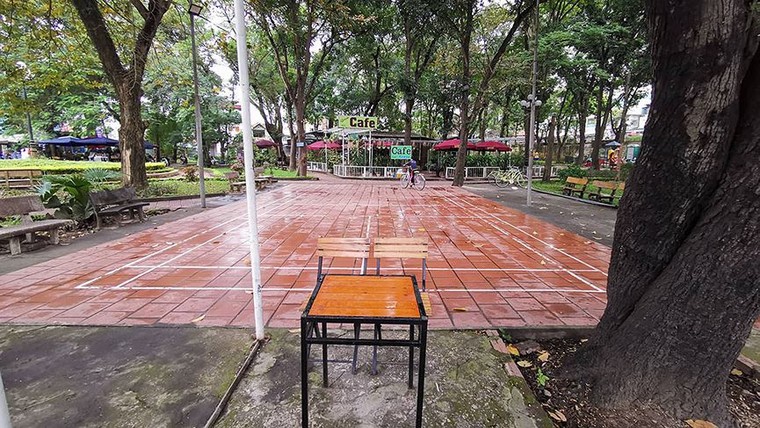 Người dân Hà Nội đốt lửa sưởi ấm ngày rét đậm ảnh 12