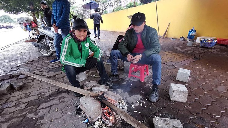 Người dân Hà Nội đốt lửa sưởi ấm ngày rét đậm ảnh 1