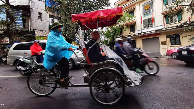 Người dân Hà Nội đốt lửa sưởi ấm ngày rét đậm ảnh 3