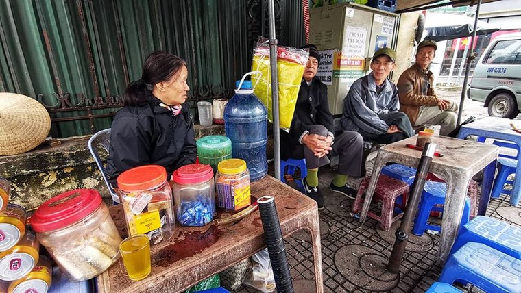 Người dân Hà Nội đốt lửa sưởi ấm ngày rét đậm ảnh 4